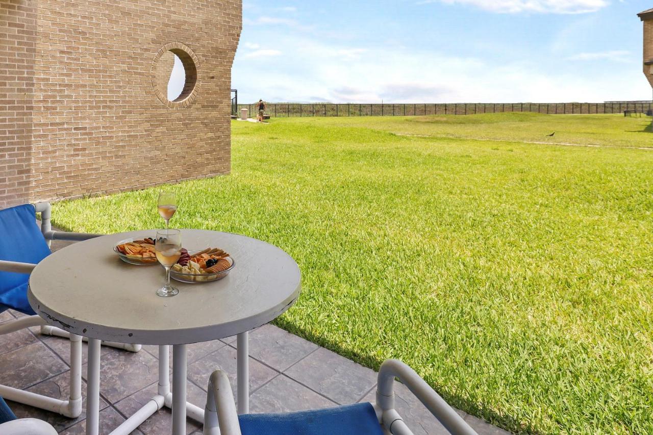 Ground Floor Beachfront Beauty! Steps To The Beach And Pool South Padre Island Extérieur photo